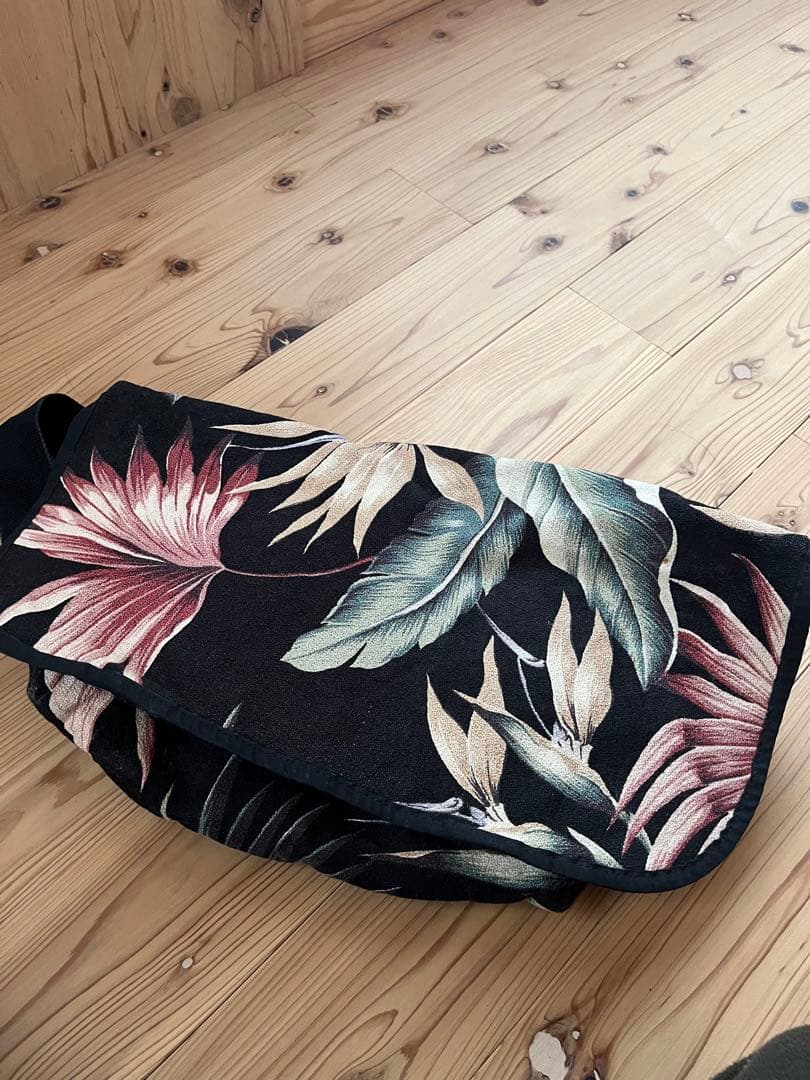 ネクサスVII アロハ柄メッセンジャーバック