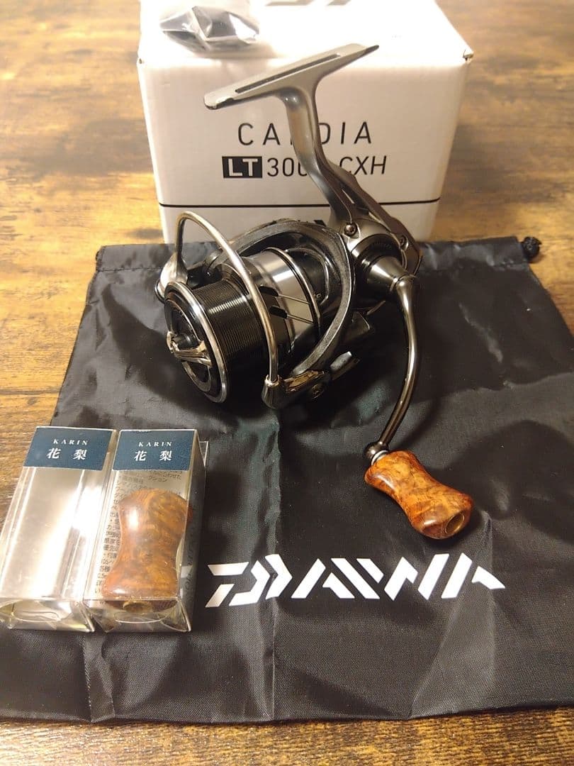 DAIWA 18CALDIA LT3000-CXH 　IOS花梨ノブ