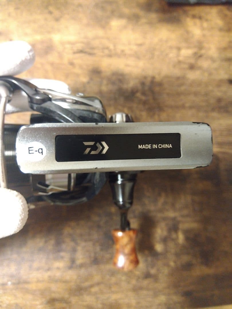 DAIWA 18CALDIA LT3000-CXH 　IOS花梨ノブ