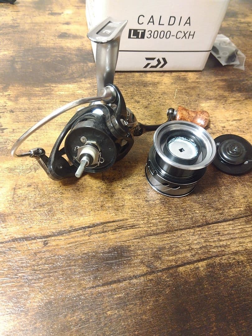 DAIWA 18CALDIA LT3000-CXH 　IOS花梨ノブ