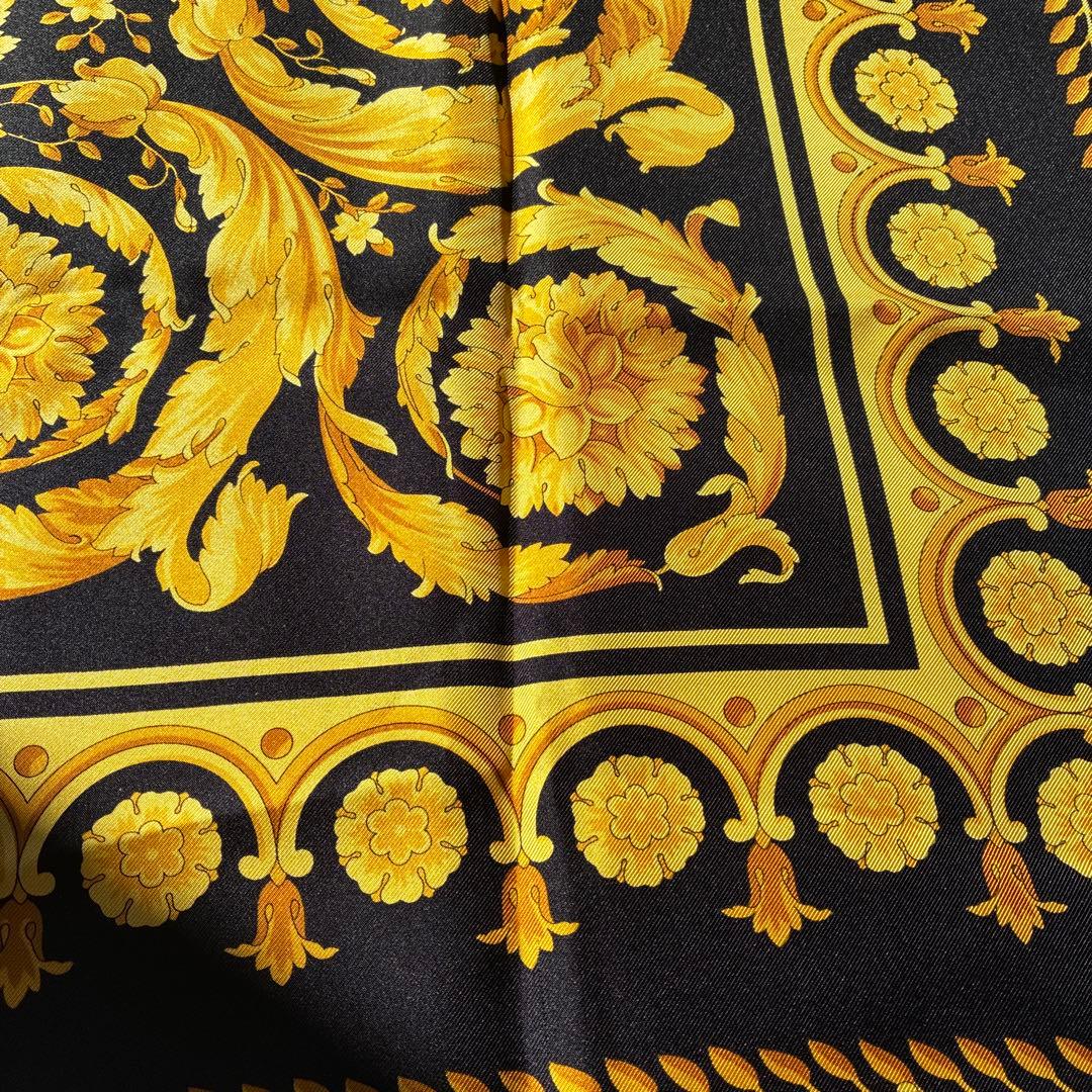 ベルサーチ セタシルク 　ATELIER　バロッコ　SILKスカーフ