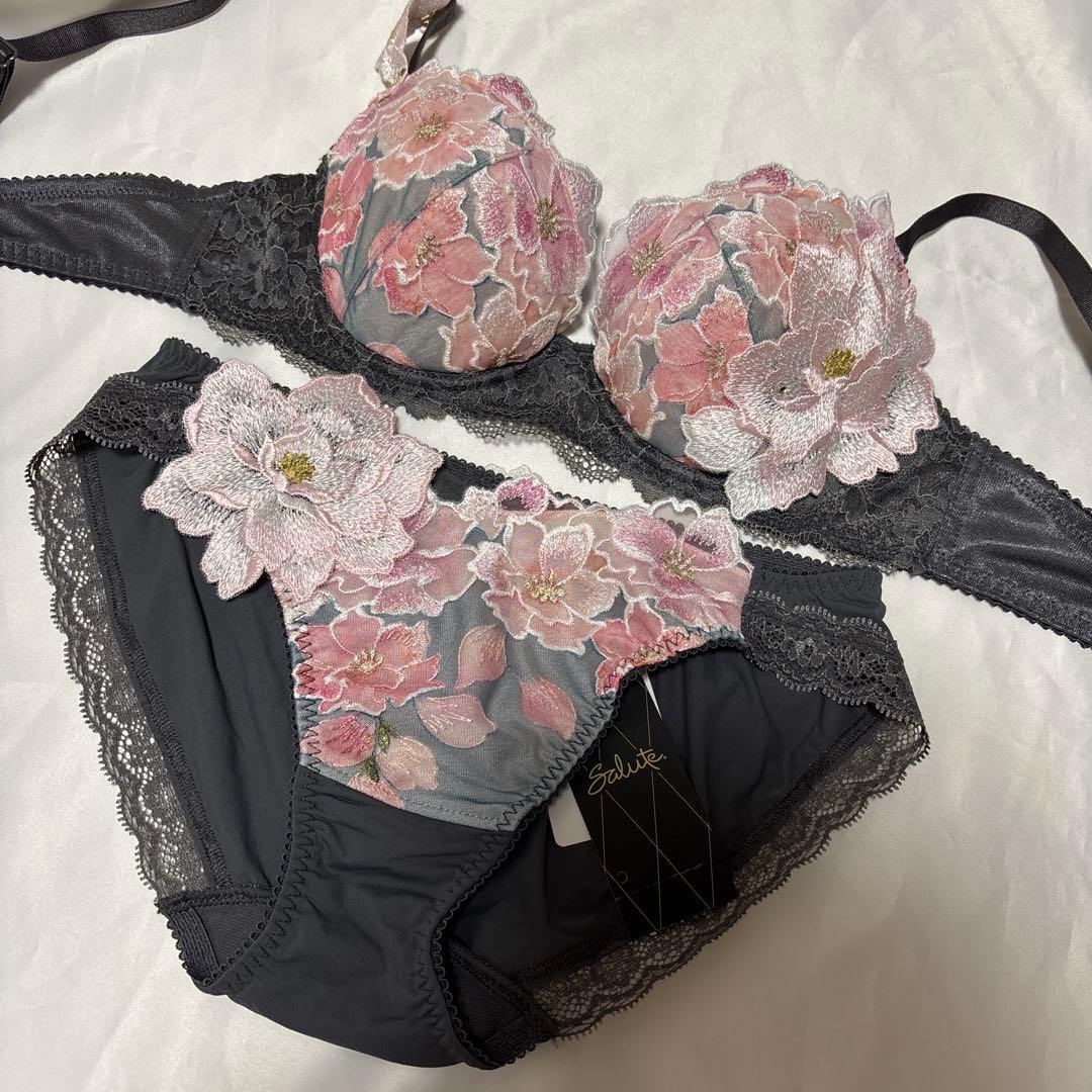 サルート03 人気商品　GYカラー　C70、ショーツM