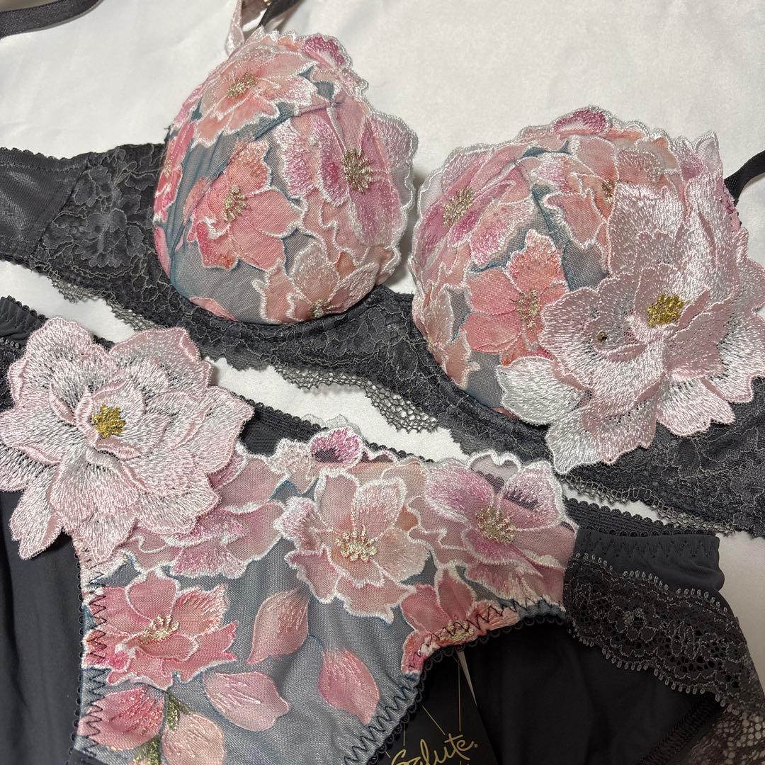 サルート03 人気商品　GYカラー　C70、ショーツM