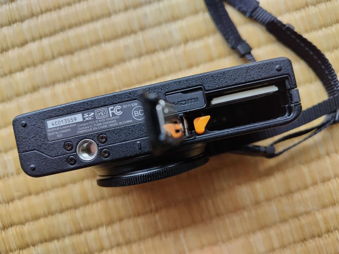 FUJIFILM XQ1 完動品 純正バッテリー4つ 純正カメラケース