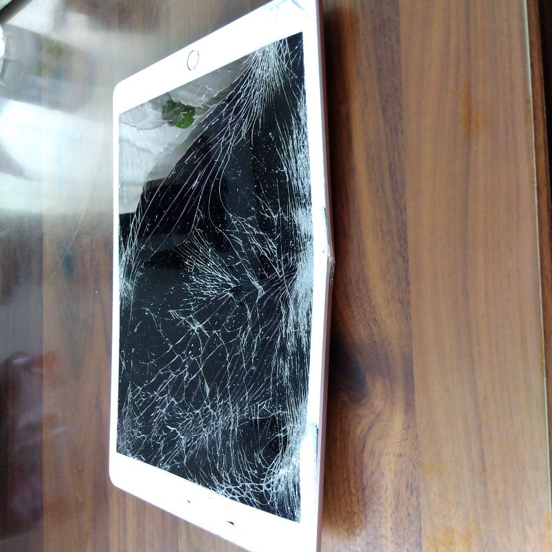 ホワイト iPad本体 画面ひび割れあり