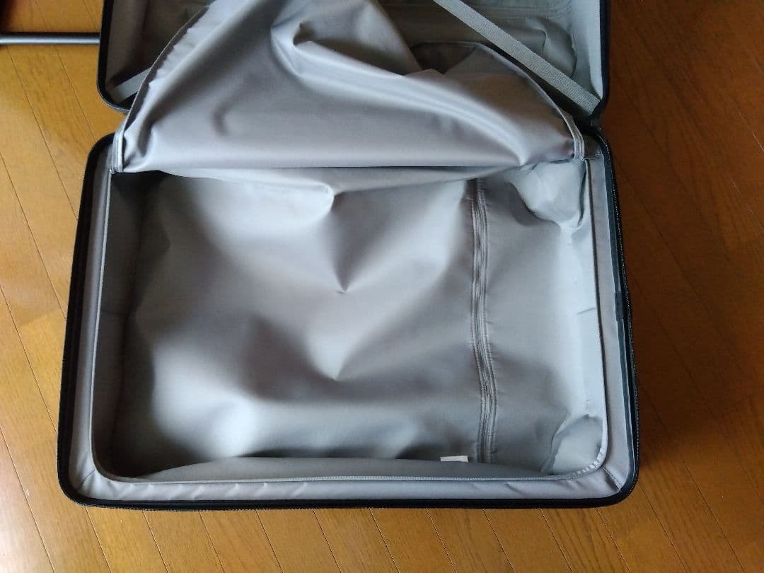 無印良品　黒 ハードキャリーケース 大型 104リットル　TSAロック 4輪