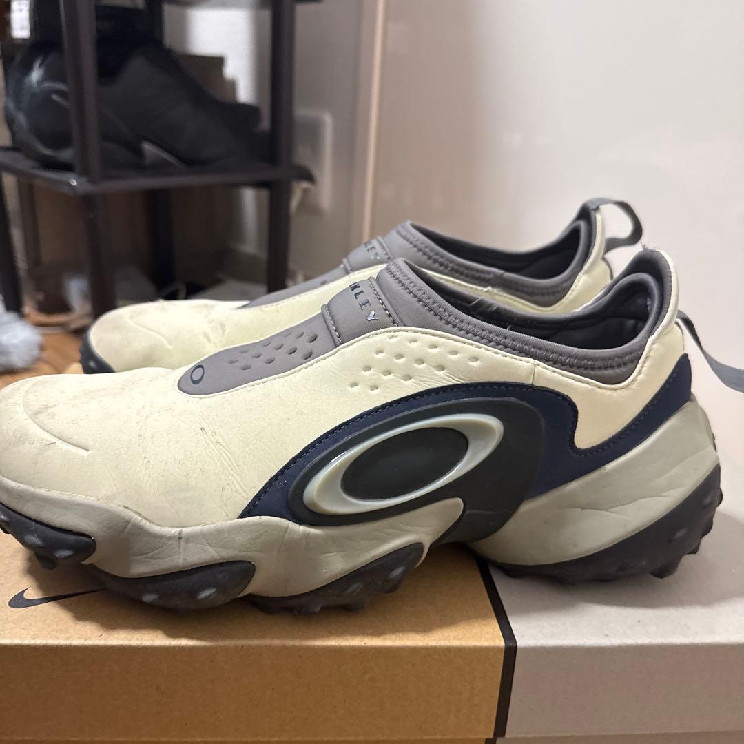 完売カラー　oakley edge icon