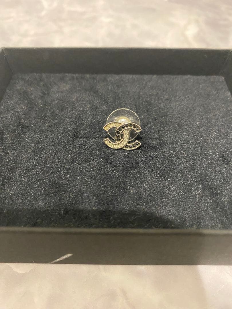 CHANEL シルバー ロゴデザイン ピアス(片耳用)