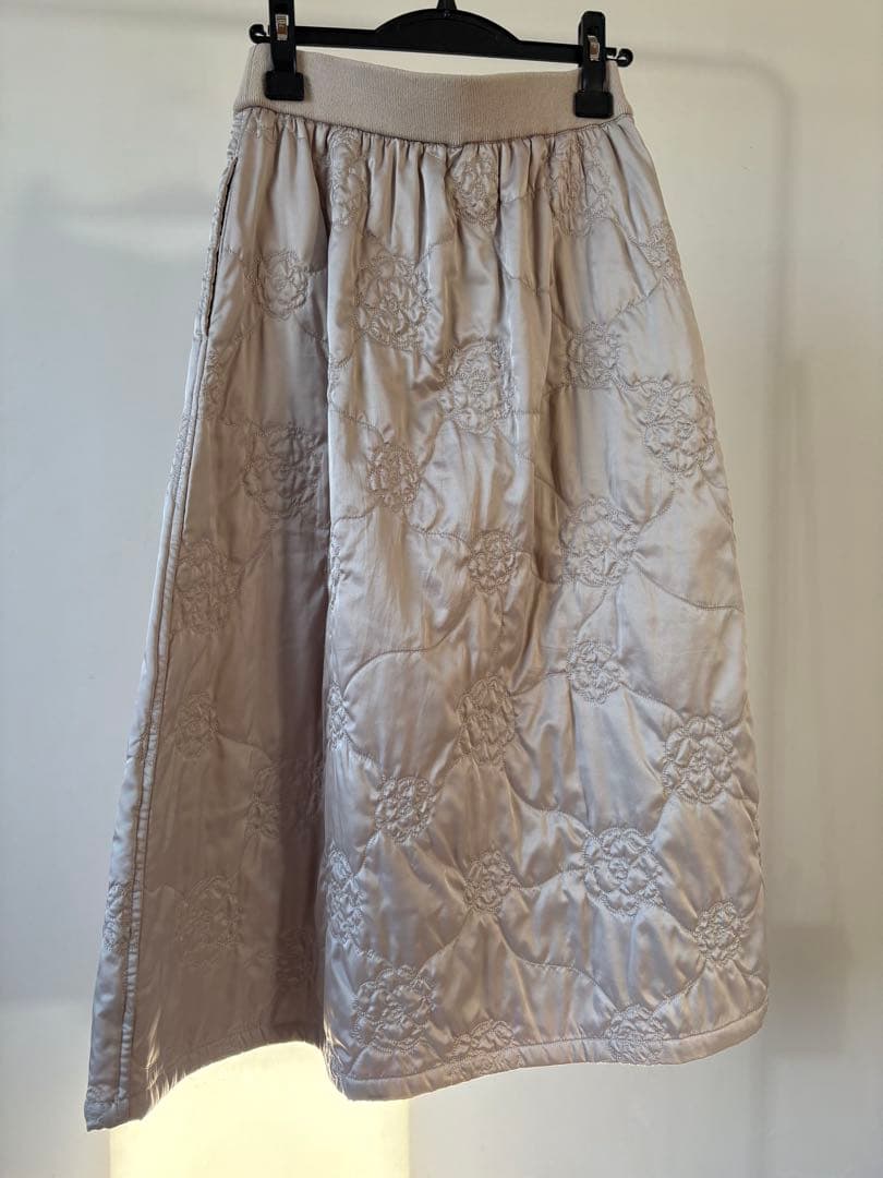 INGEBORG インゲボルグ　刺繍入りキルティングフレアスカート ベージュ