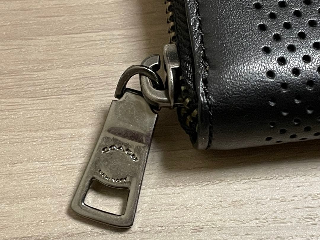 【未使用品】　COACH パンチング加工 ブラック長財布