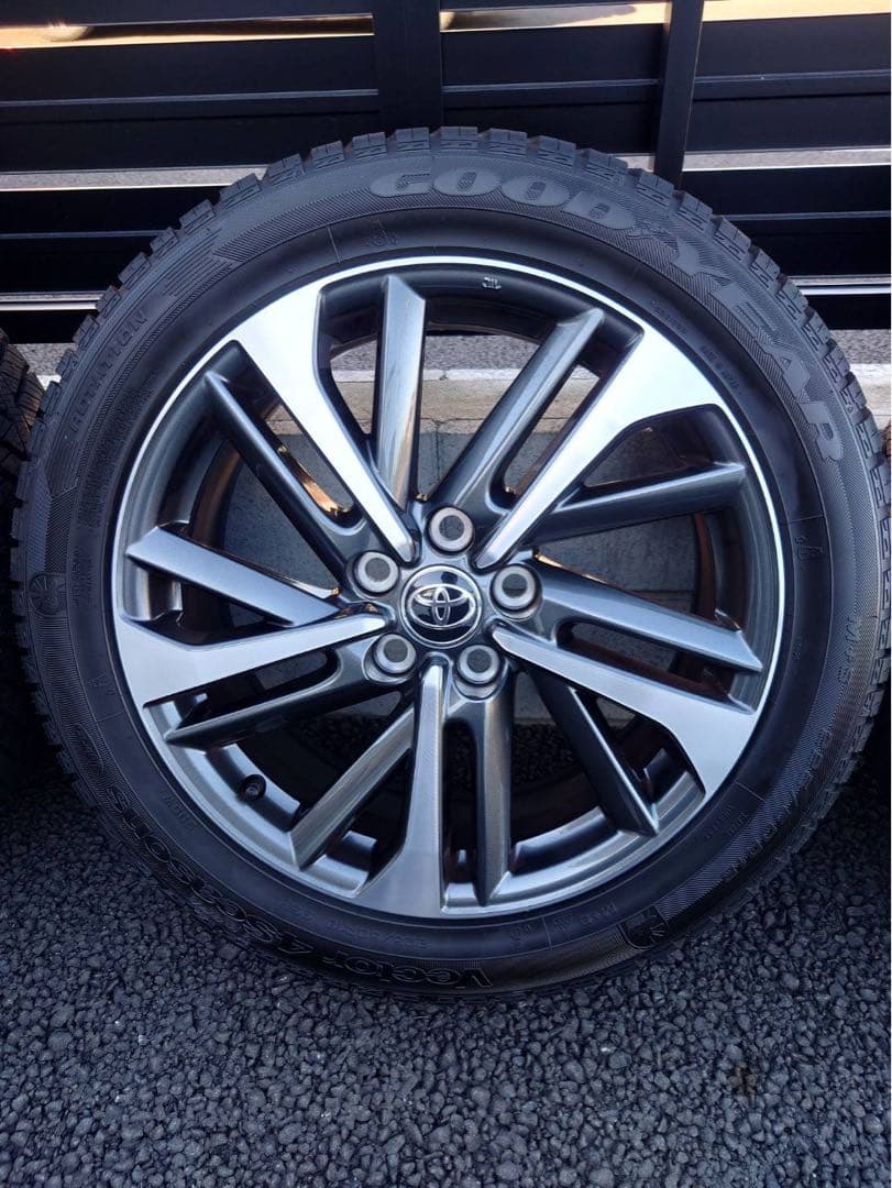 トヨタカローラクロス18インチ純正ホイール　4シーズンタイヤ