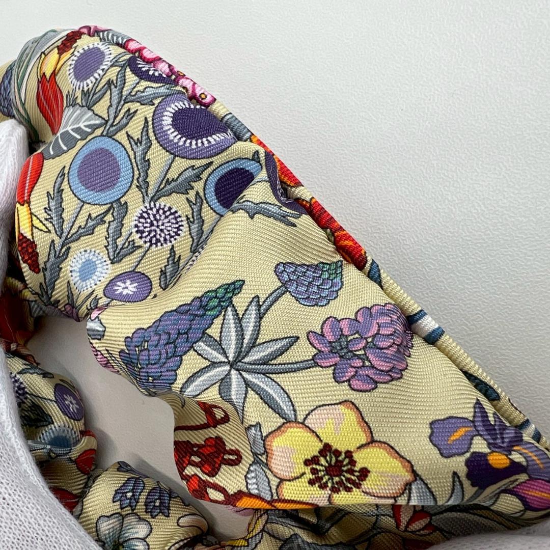 新品未使用　HERMES エルメス　クラウディア　シュシュ　ベージュ　花柄