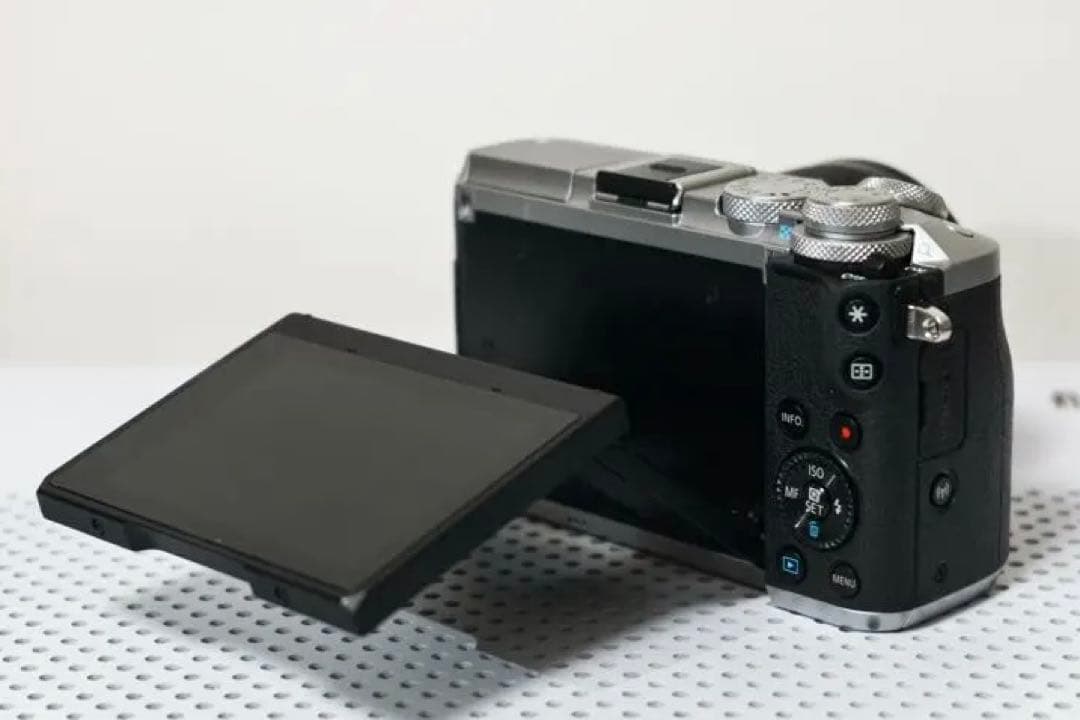 【美品】Canon EOS M6 シルバー EF-M15-45 レンズキット