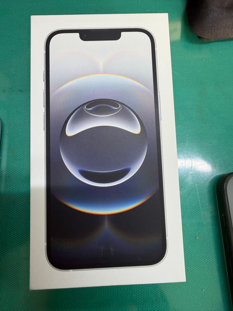 美品　iPhone16e 126GB