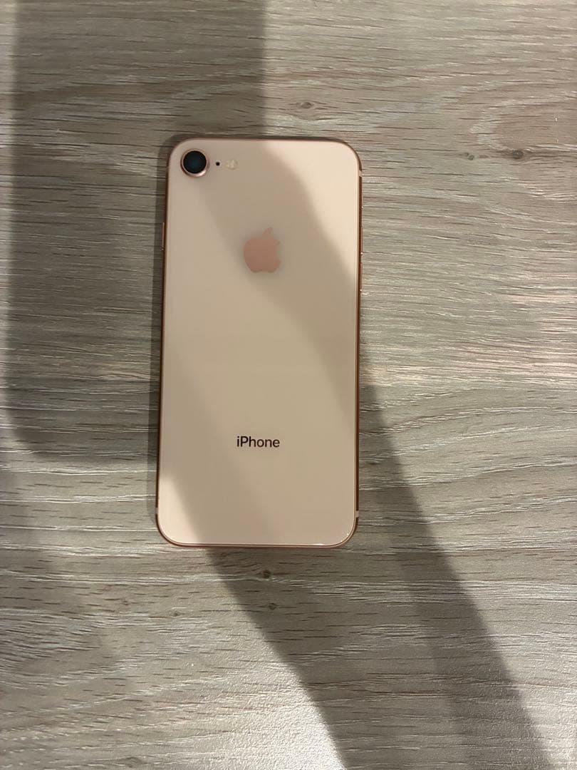 iPhone 8 本体　64GB