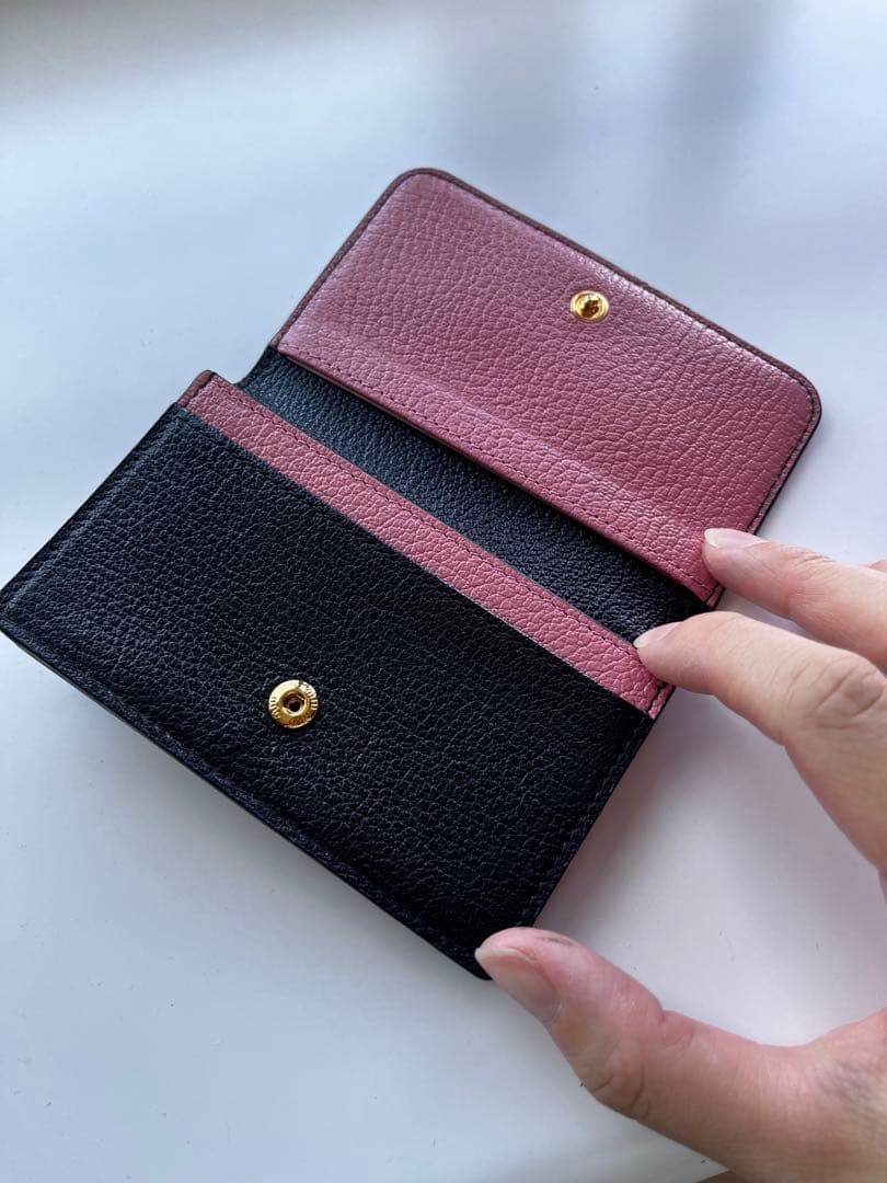 MIU MIU 二つ折り名刺入れ 黒　ピンク