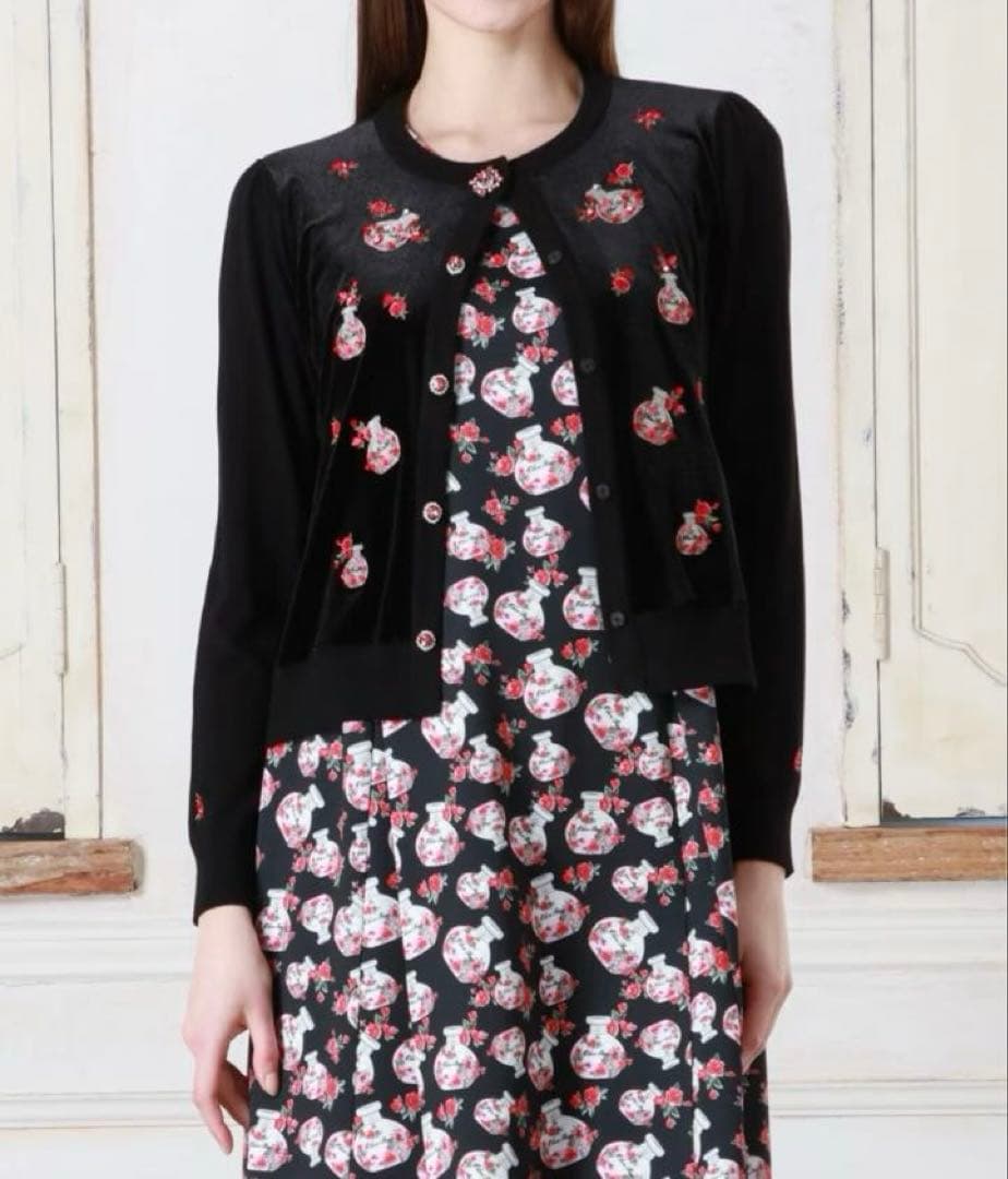 スーパービューティー♡ 2025年香水瓶刺しゅう　ベロア素材×ニットカーディガン