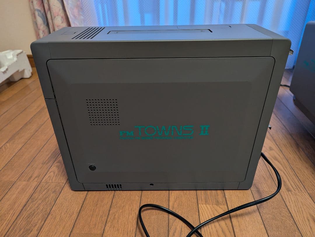 FM TOWNS & FM TOWNS II ジャンク品　取扱説明書一式あり。