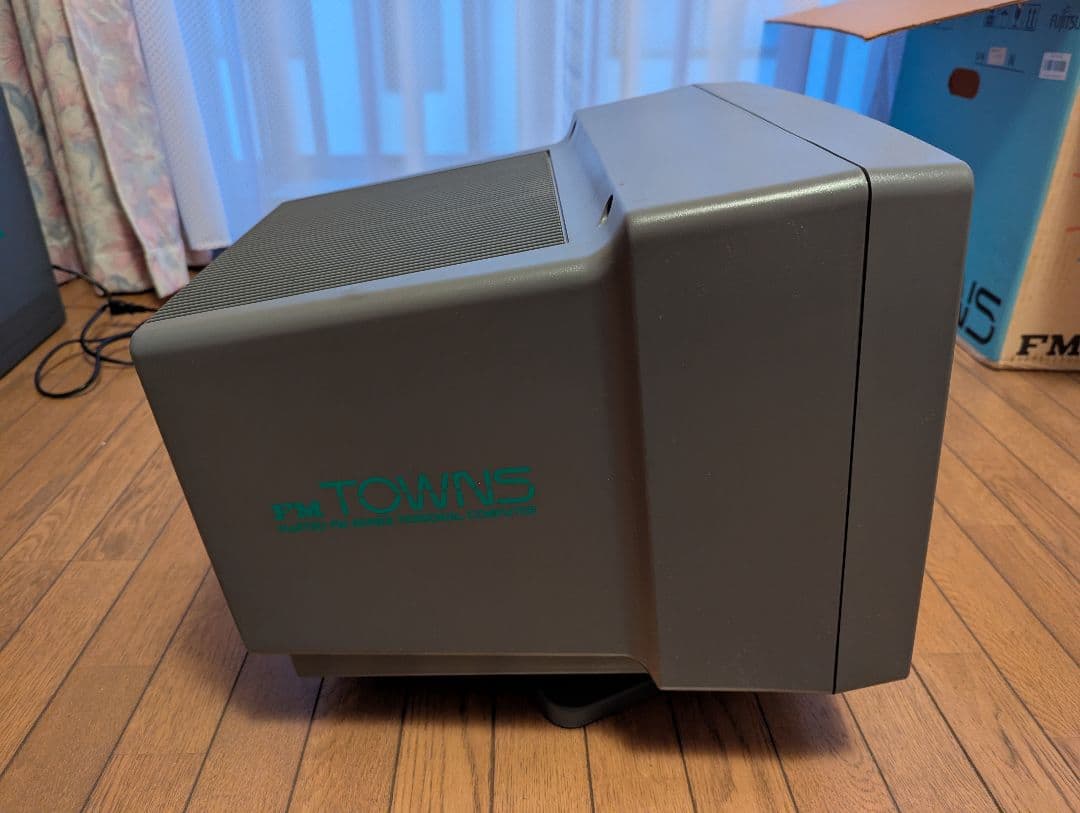 FM TOWNS & FM TOWNS II ジャンク品　取扱説明書一式あり。