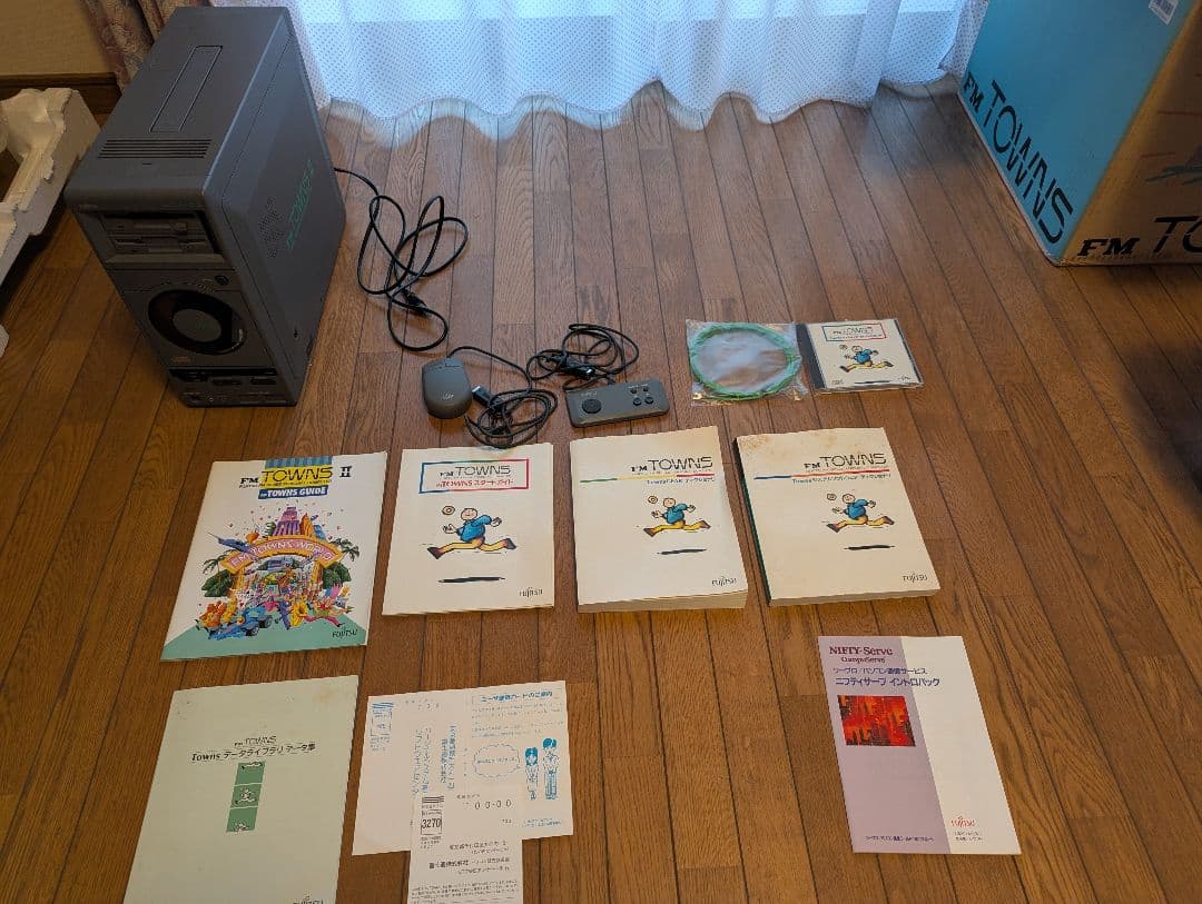 FM TOWNS & FM TOWNS II ジャンク品　取扱説明書一式あり。