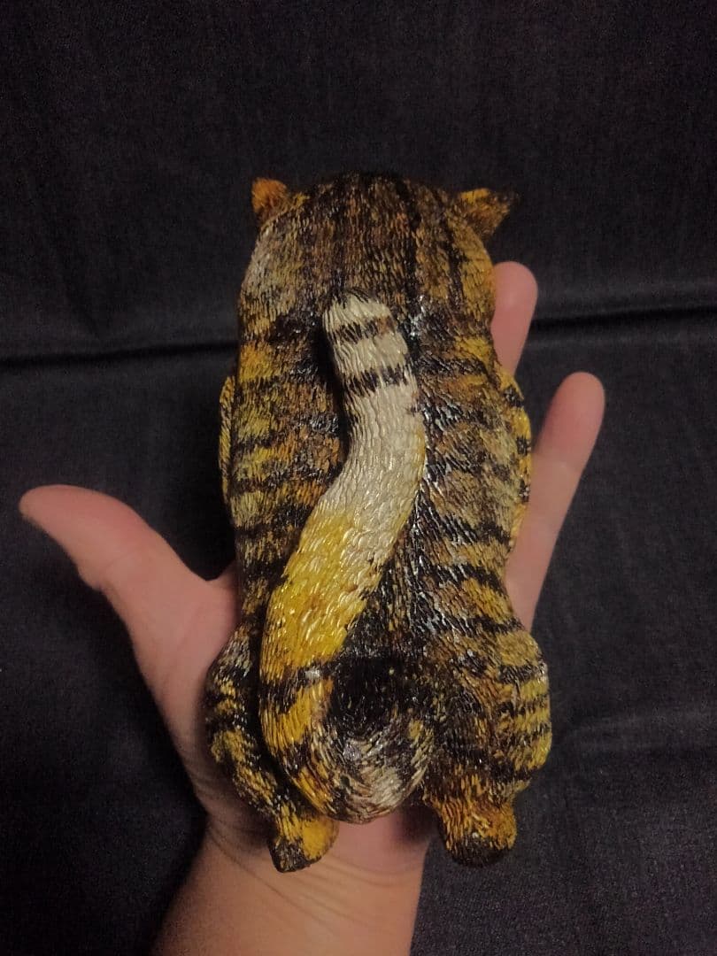 木彫りのキジトラ猫