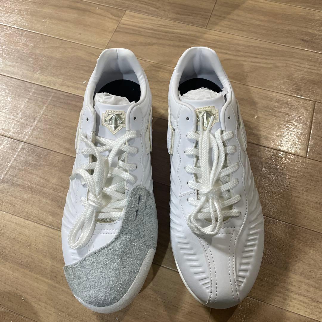 DESCENDENT ホワイト スパイクシューズ P革付き