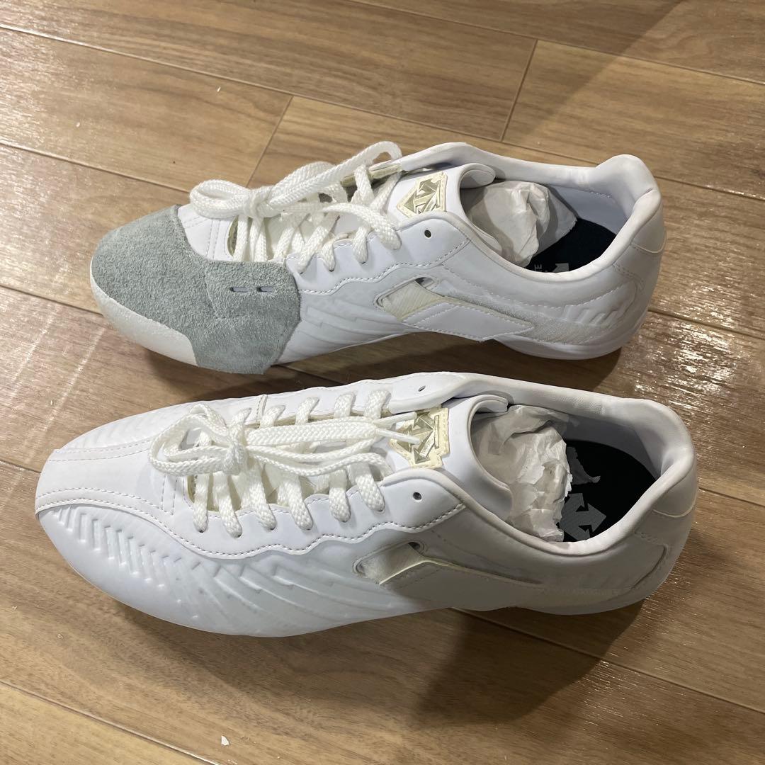 DESCENDENT ホワイト スパイクシューズ P革付き