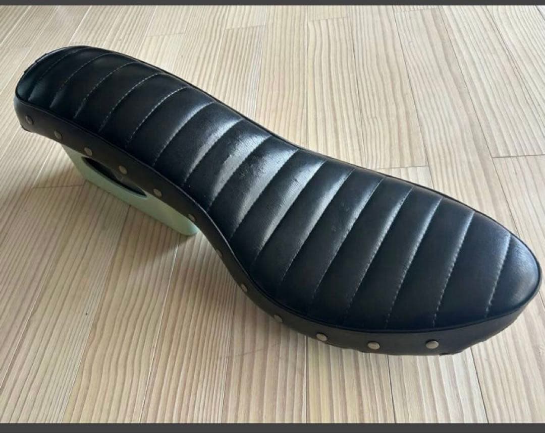 マグナ 250 シート コブラ スタッズ