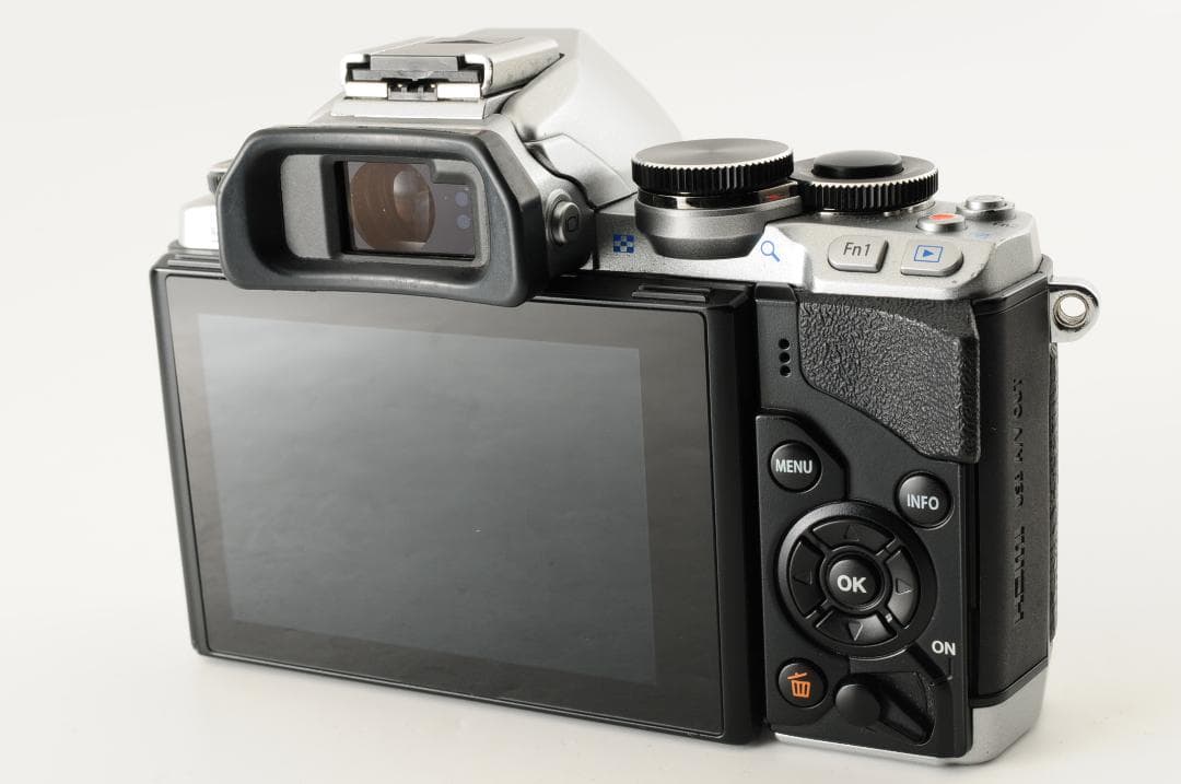 【美品】オリンパス Olympus OM-D E-M10 シルバー ボディ