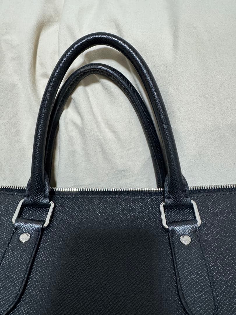 黒のビジネスバッグ 合成皮革製　ヴィトン