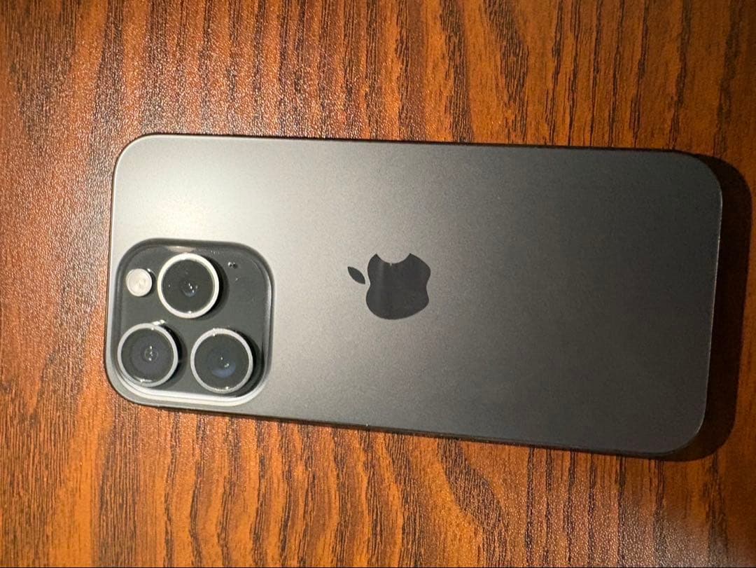 【極美品】iPhone15 Pro ブラックチタニウム　128GB 本体