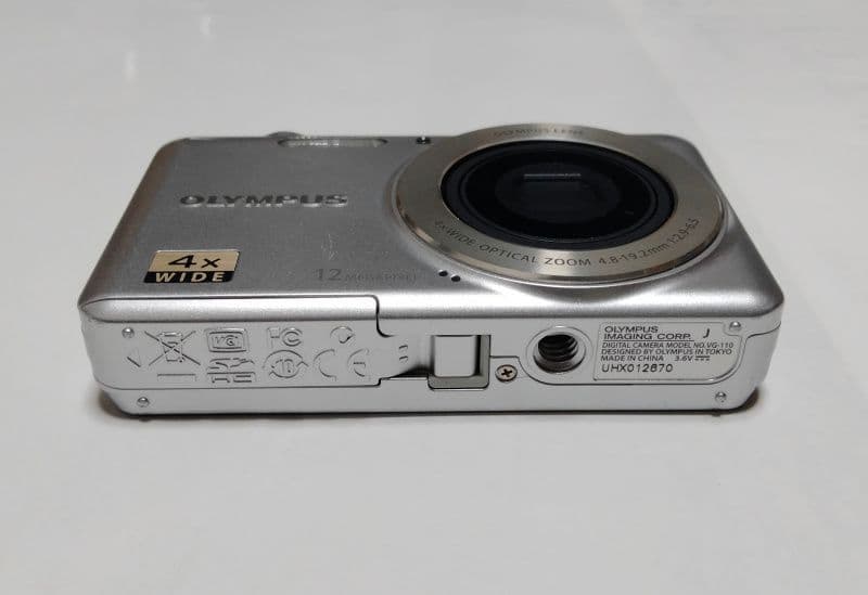 デジタルカメラ　OLYMPUS　VG-110　シルバー