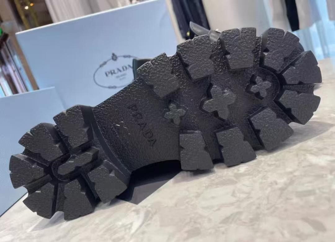 PRADA ブラックレザー ローファー