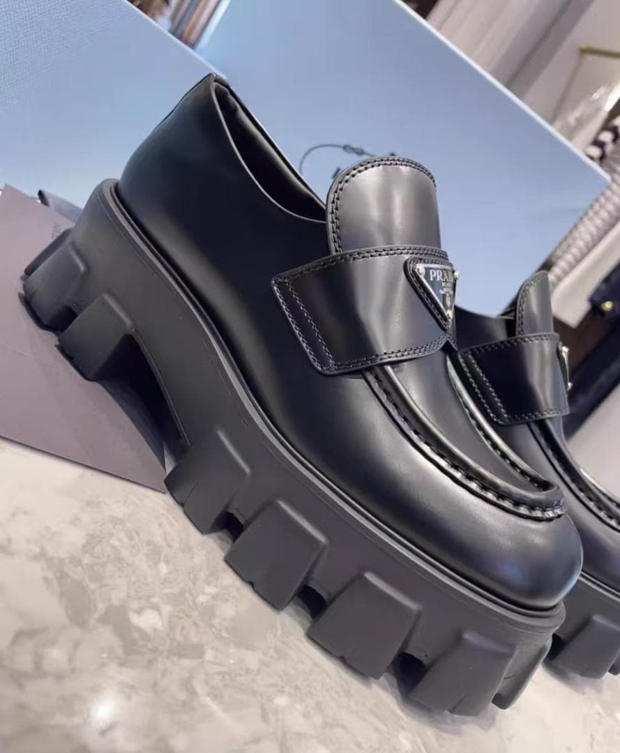 PRADA ブラックレザー ローファー