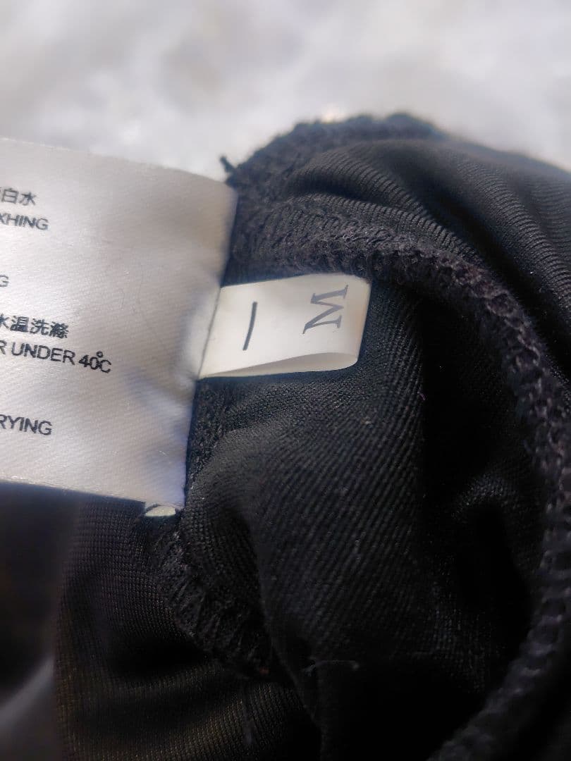 黒のベロアと白のスカート クールで個性的なドレス！軽やかにスカート広がります