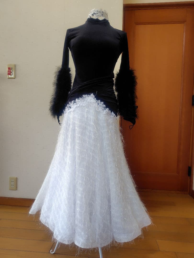 黒のベロアと白のスカート クールで個性的なドレス！軽やかにスカート広がります