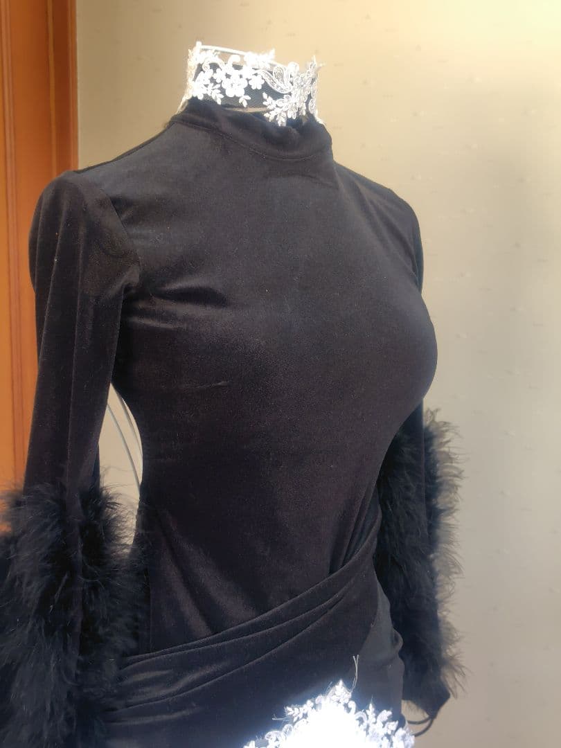 黒のベロアと白のスカート クールで個性的なドレス！軽やかにスカート広がります