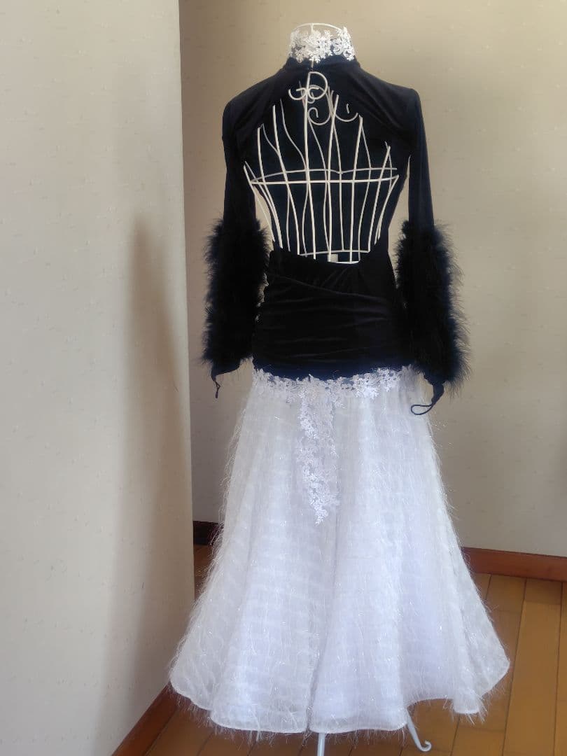 黒のベロアと白のスカート クールで個性的なドレス！軽やかにスカート広がります