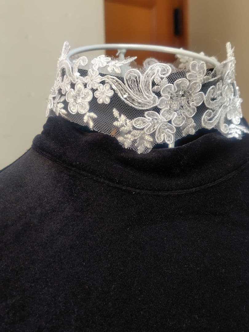 黒のベロアと白のスカート クールで個性的なドレス！軽やかにスカート広がります