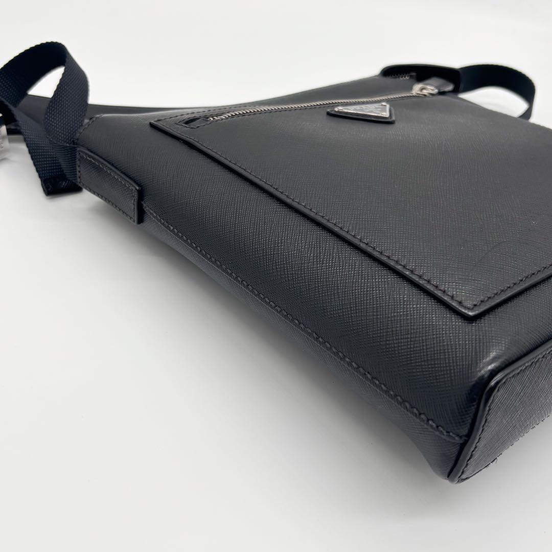 極美品 近年モデル プラダ ショルダーバッグ 斜めがけ可 サフィアーノレザー 黒