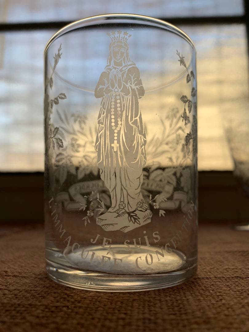 フランスアンティーク　レアなマリア様が美しくカットされた素敵なグラス2個セット！