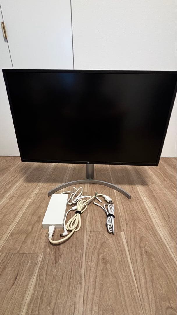 たけポンさん専用-LG モニター　31.5インチ　ホワイト/シルバー