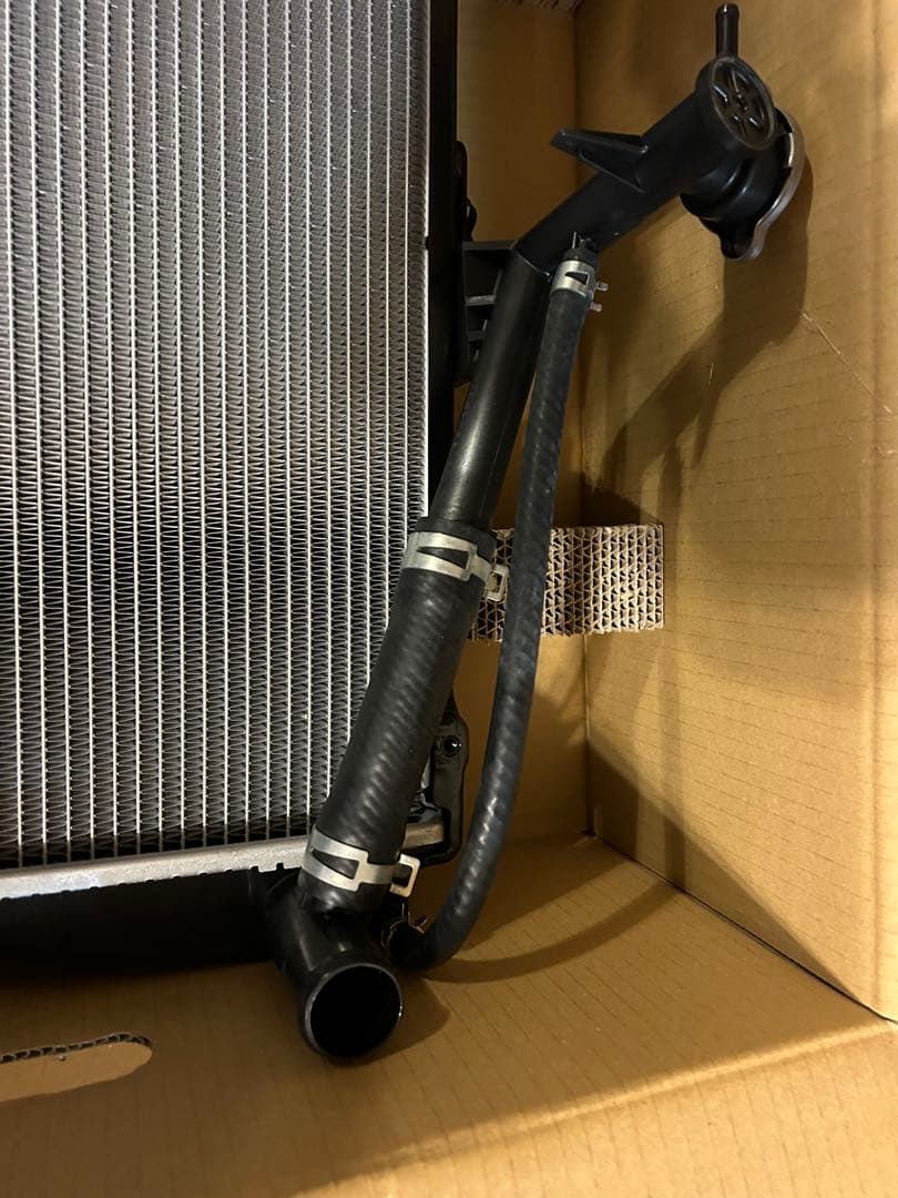 トヨタハイエースラジエーターASSY RZH102V 16400-75350新品