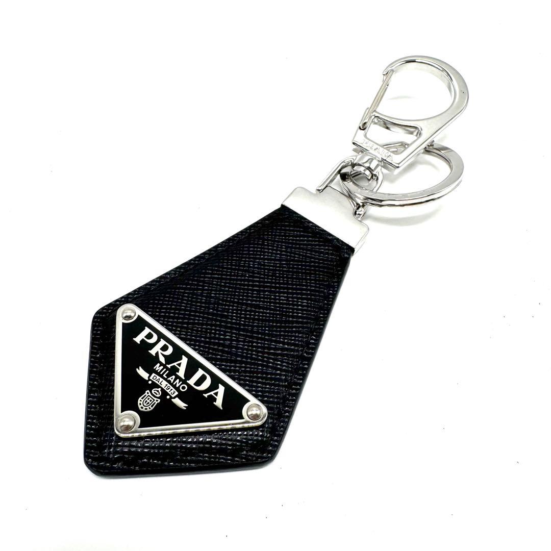 【未使用級美品✨】プラダ　キーリング　三角プレート　サフィアーノレザー　NERO