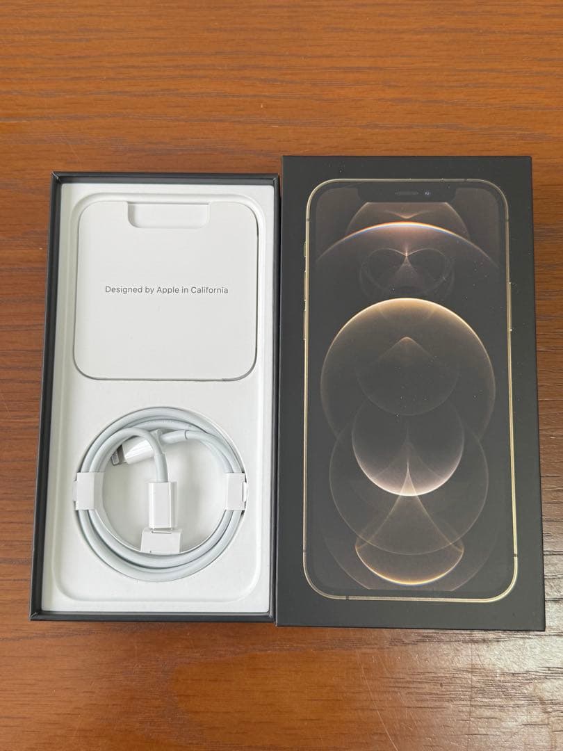 シルバー トリプルカメラ スマートフォン 本体