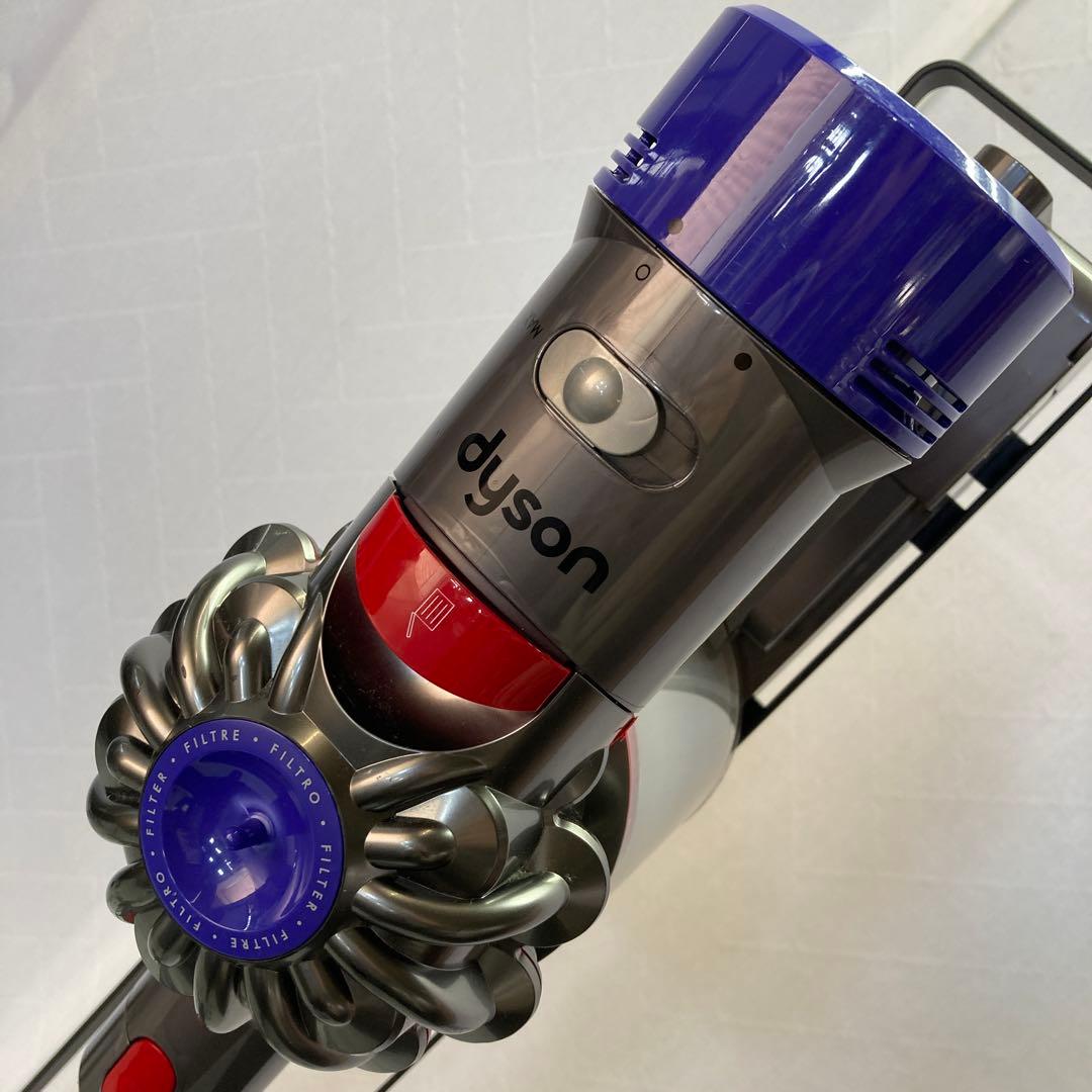 Dyson v8 fluffy+ スティッククリーナー 本体　　スタンド付き