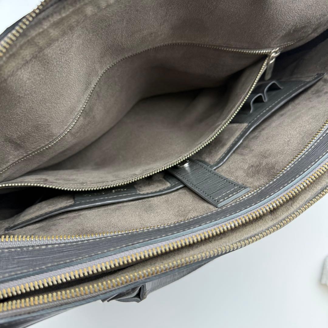 ペッレモルビダ キャピターノ ブリーフケース 2室 オールレザー チャーム付き