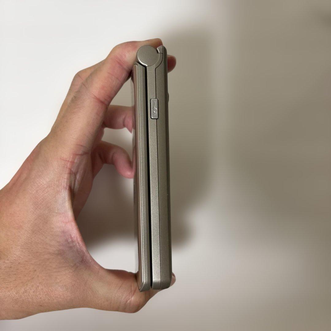 【美品/未使用に近い】arrowsケータイ ベーシック F-41C ゴールド