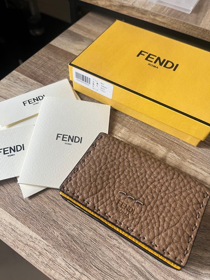 【美品】FENDI ベージュ レザー 名刺入れ