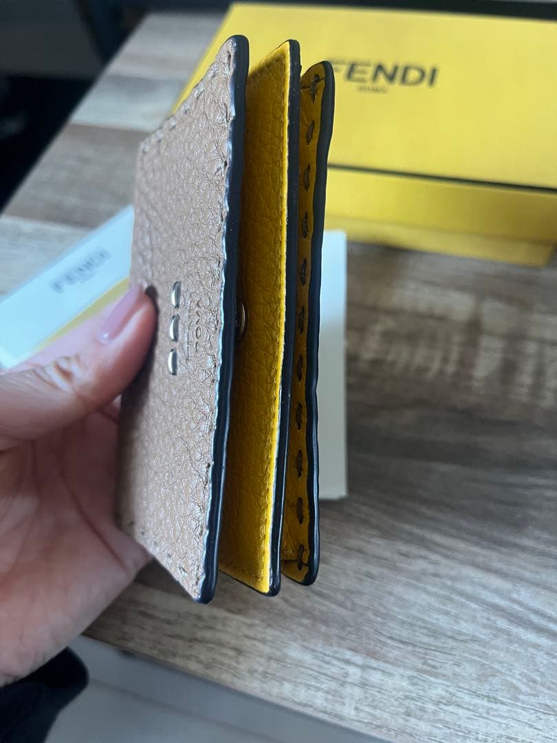 【美品】FENDI ベージュ レザー 名刺入れ